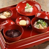 Moci Zen(un tavolo pieno di varietà di piatti moci)